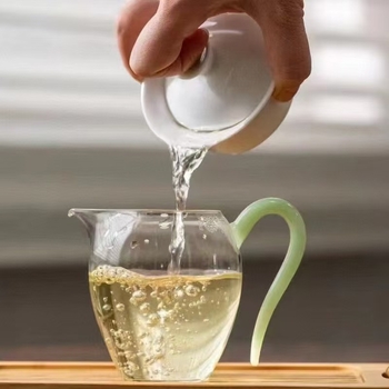 Ceșcuță termorezistentă din sticlă borosilicată, mică, cu mâner din jad verde și filtru de ceai