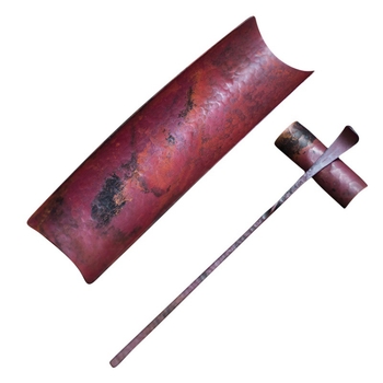 Vas de ceai din cupru mov forjat, cu textură ciocănită și accente din cupru ars japonez; linguriță de ceai în formă de lotus; ciocănel de ceai; pernă de ceai; accesorii pentru ceremonia ceaiului