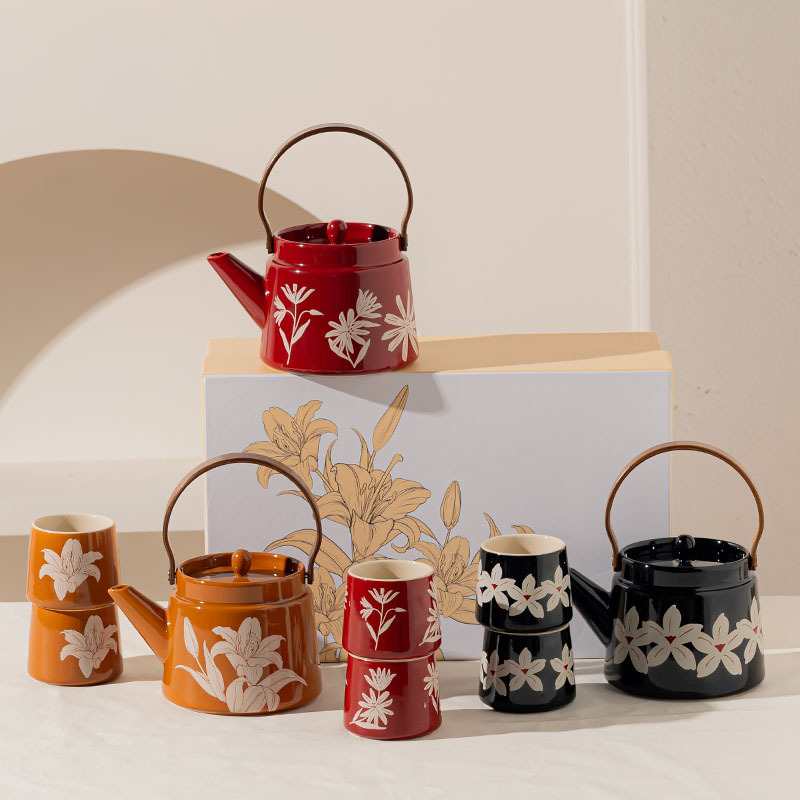 Set ceai porțelan retro cu ceașcă și farfurioară într-o cutie cadou – modele: cireș negru înflorit și crin maro