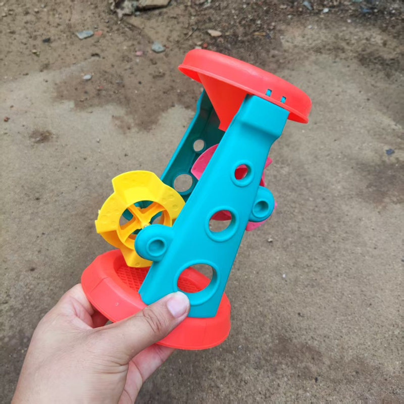 Dječja igračka za pijesak na plaži — mali pješčani sat