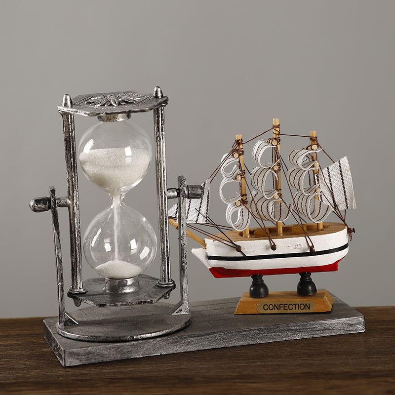 Decorațiune de birou retro cu clepsidră și velier – artă metalică