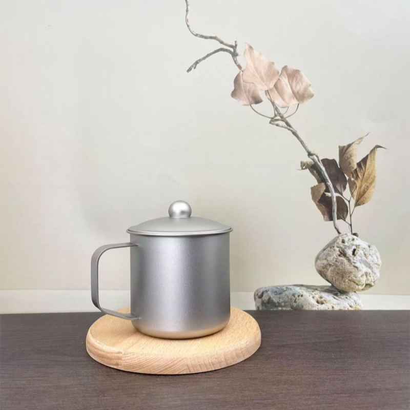 Cană din titan 350 ml, cu capac și mâner, design minimalist modern pentru ceai