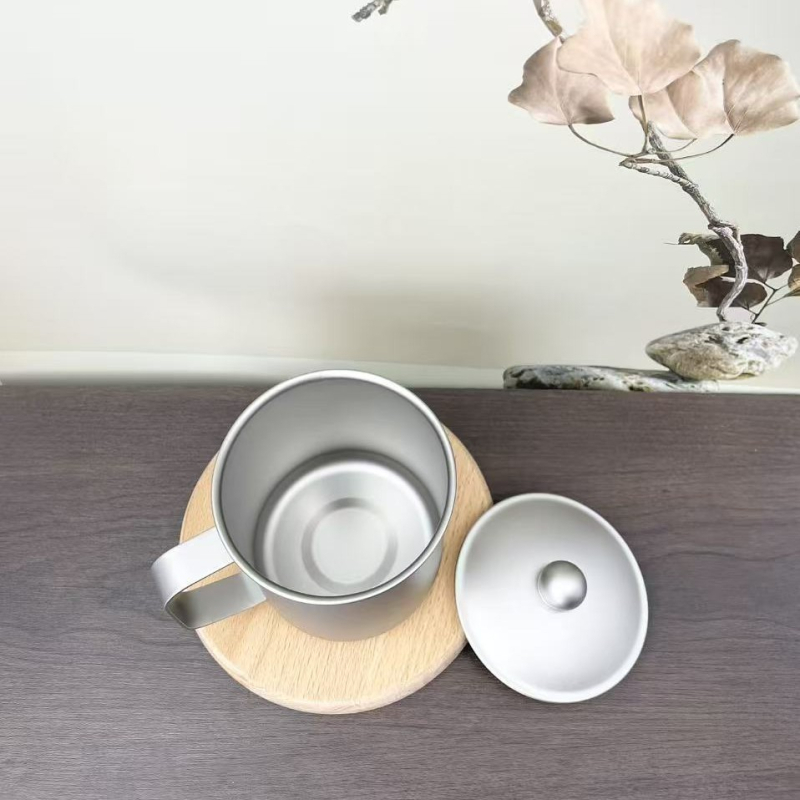 Cană din titan 350 ml, cu capac și mâner, design minimalist modern pentru ceai