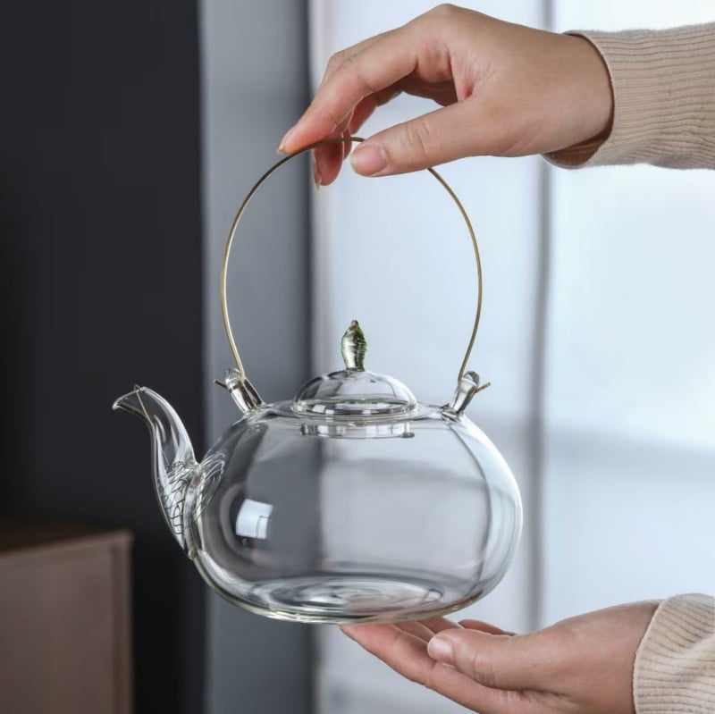 Ceainic din sticlă borosilicată, mâner din cupru, filtru încorporat