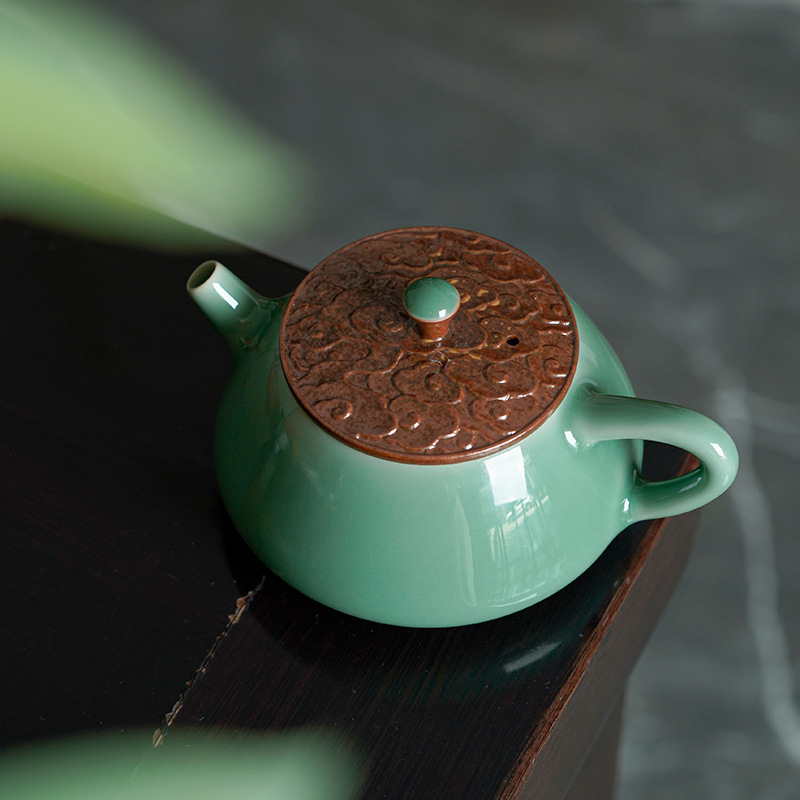 Xiangyun ceainic ceramic Kung Fu cu infuzor Pu'er și decor relief din porțelan Celadon