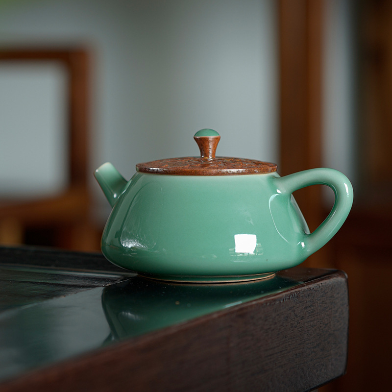 Xiangyun ceainic ceramic Kung Fu cu infuzor Pu'er și decor relief din porțelan Celadon