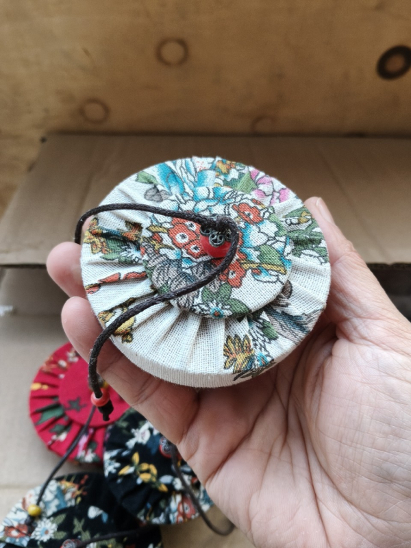 Capac din pânză retro cu imprimeu floral pentru borcane ceramice – accesoriu pentru ceai
