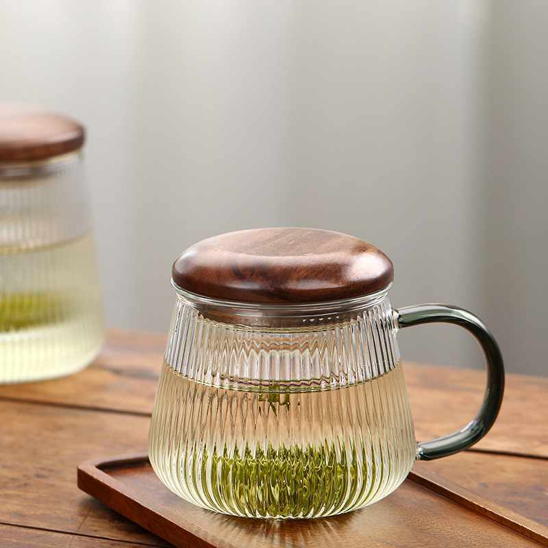 Cească de ceai din sticlă borosilicată, cu model cu dungi verticale, 400 ml, set din trei piese, capac din lemn și inserție interioară