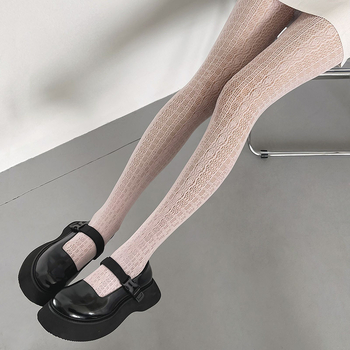 Tanke mrežaste tajice s čipkastim detaljem i vertikalnim prugama, sexy i modernog izgleda za žene.