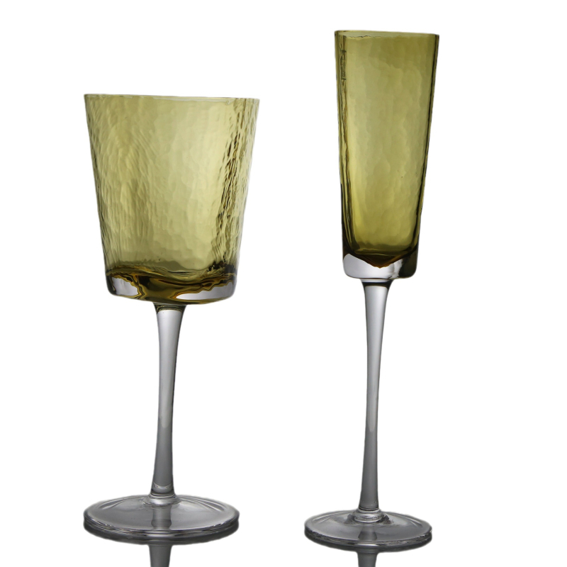 Set de trei pahare lucrate manual: pahare înalte pentru vin și șampanie și un pahar pentru suc, design unic triunghiular din sticlă, stil luxos