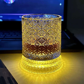 Pahar de whisky cu bază rotativă și plăcuță iluminată