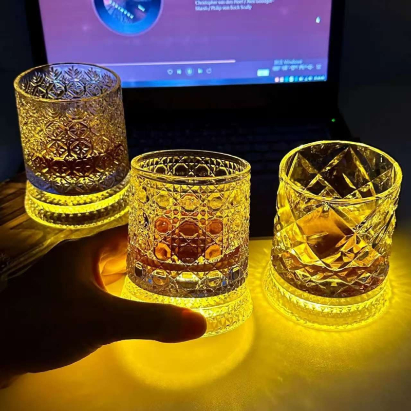 Pahar de whisky cu bază rotativă și plăcuță iluminată