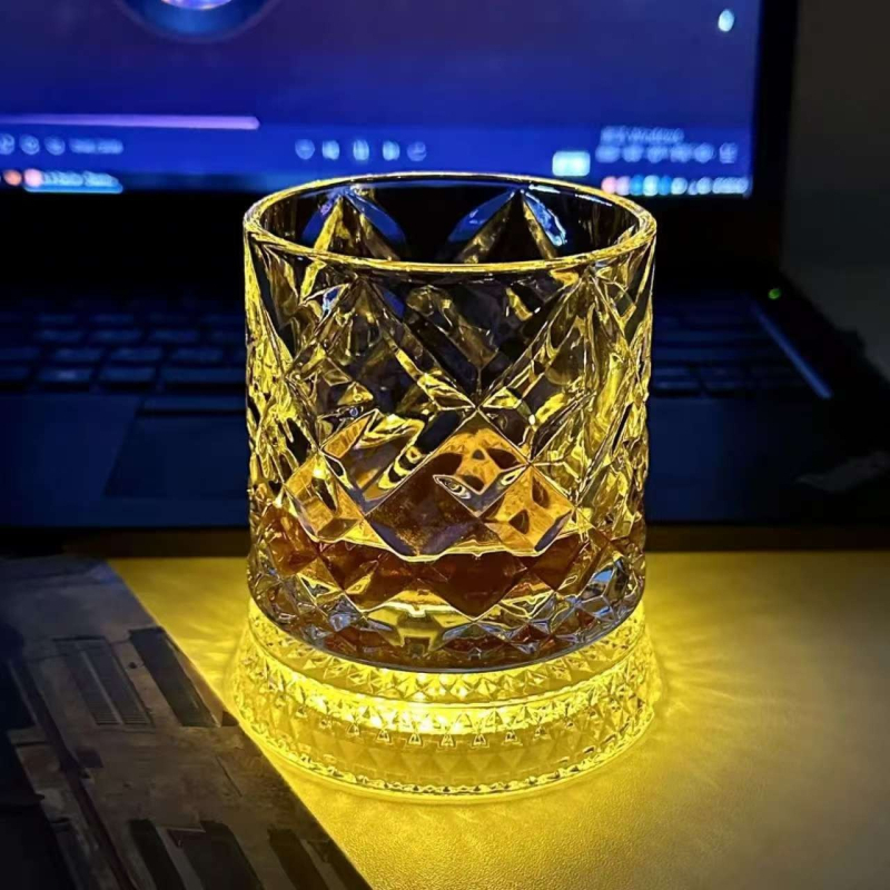 Pahar de whisky cu bază rotativă și plăcuță iluminată