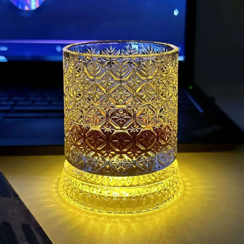 Pahar de whisky cu bază rotativă și plăcuță iluminată
