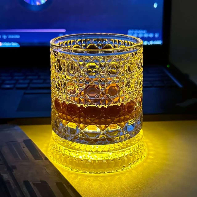 Pahar de whisky cu bază rotativă și plăcuță iluminată