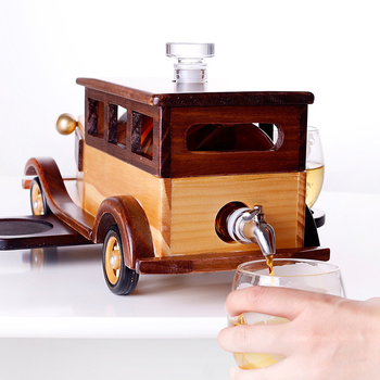 Ornament auto din lemn, creativ, cu sticlă de vin încorporată și cu o sticlă transparentă.