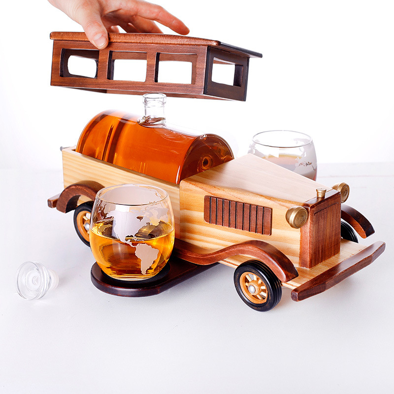 Ornament auto din lemn, creativ, cu sticlă de vin încorporată și cu o sticlă transparentă.