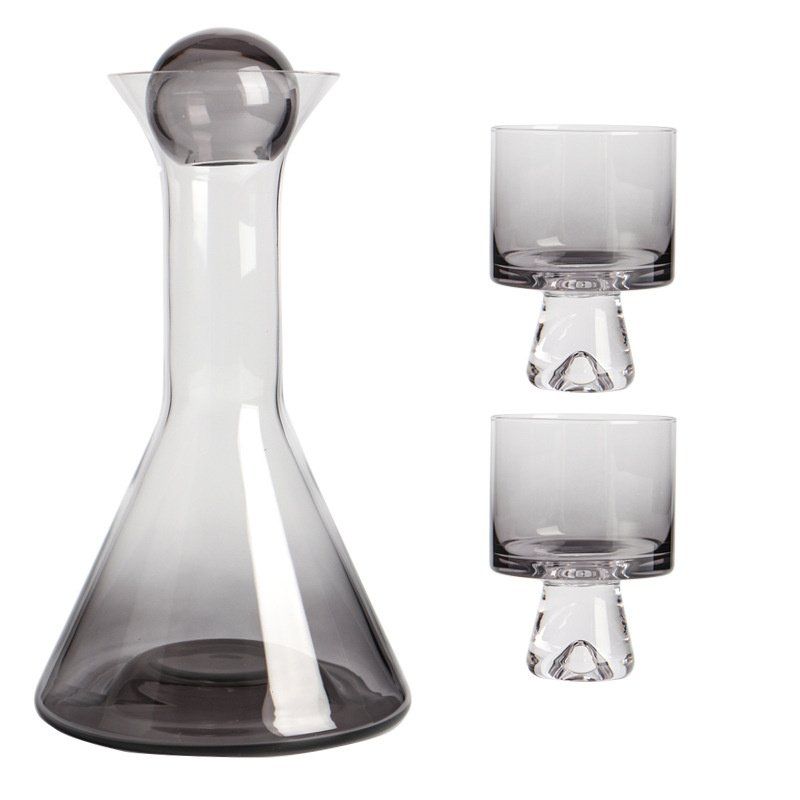 Carafă triunghiulară din sticlă, gradient gri fumuriu, pentru apă rece