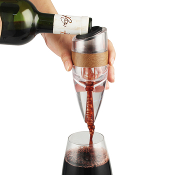 Aerator pentru vin roșu, finisaj lemnos și gură înclinată pentru aerare rapidă