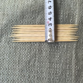Štapići od bambusa za voće, debljina 3,0 mm, duljina 12 cm, oštri na obje strane, otprilike 1400 komada po kilogramu.