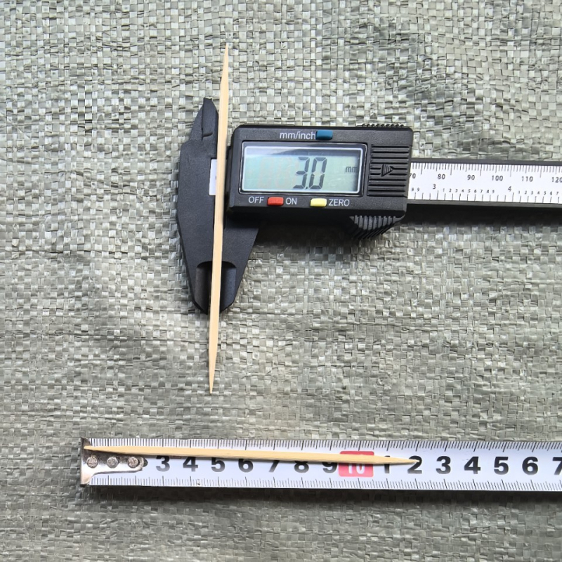 Štapići od bambusa za voće, debljina 3,0 mm, duljina 12 cm, oštri na obje strane, otprilike 1400 komada po kilogramu.