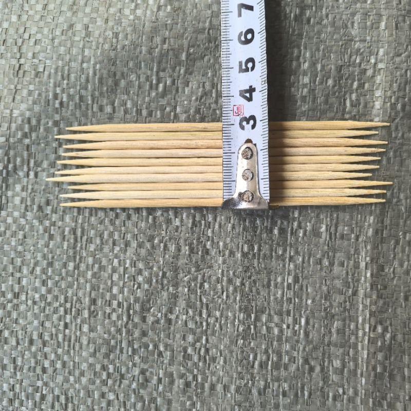 Štapići od bambusa za voće, debljina 3,0 mm, duljina 12 cm, oštri na obje strane, otprilike 1400 komada po kilogramu.