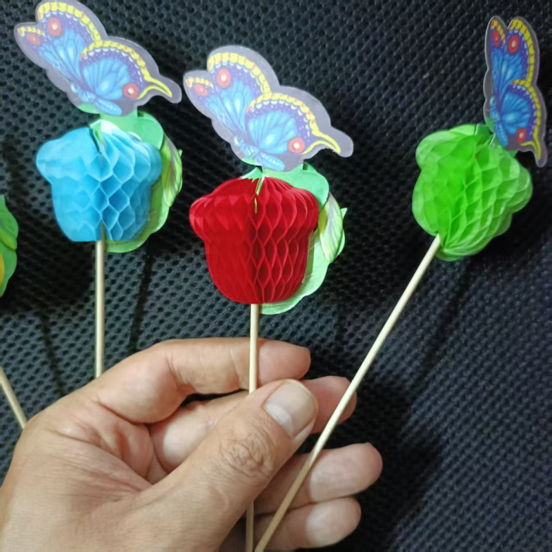 Scobitori din lemn cu fluture în design fagure, pentru cocktailuri și gustări
