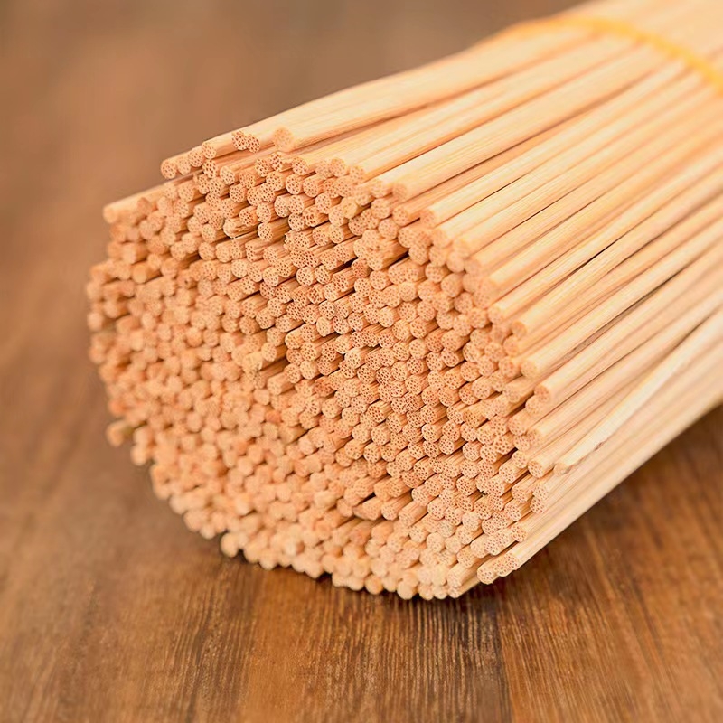 Jednokratni bambusovi ražnjići za roštilj, bijeli, duljine 25–40 cm, debljine 2–5 mm