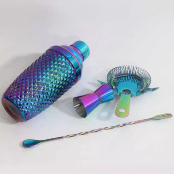 Set shaker pentru cocktailuri cu finisaj electroplacat colorat, pahare de sticlă 380 ml, pahare cu tăietură diamant și strecurător de gheață cu patru urechi