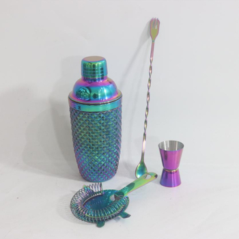 Set shaker pentru cocktailuri cu finisaj electroplacat colorat, pahare de sticlă 380 ml, pahare cu tăietură diamant și strecurător de gheață cu patru urechi