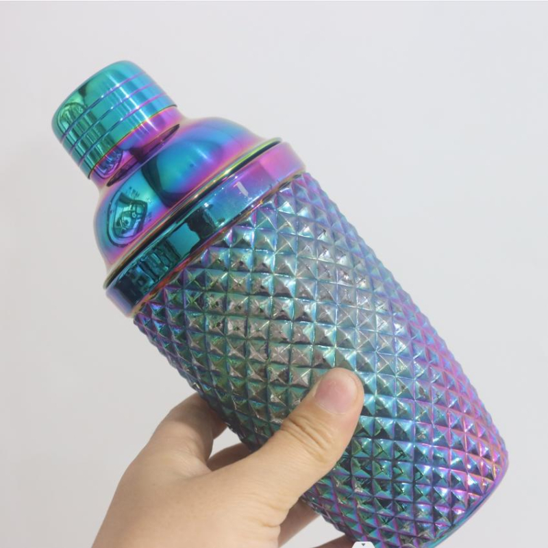 Set shaker pentru cocktailuri cu finisaj electroplacat colorat, pahare de sticlă 380 ml, pahare cu tăietură diamant și strecurător de gheață cu patru urechi
