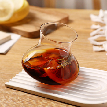 Pahar de vin din sticlă, capacitate mare, cu shaker și decantor încorporate, potrivit pentru whisky, bar și sufragerie; și pentru sucuri.