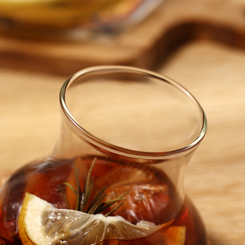 Pahar de vin din sticlă, capacitate mare, cu shaker și decantor încorporate, potrivit pentru whisky, bar și sufragerie; și pentru sucuri.
