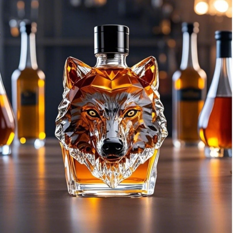 Decantor de whisky, sticlă cu coroană în formă de cap de lup, Independent, 901–1000 ml