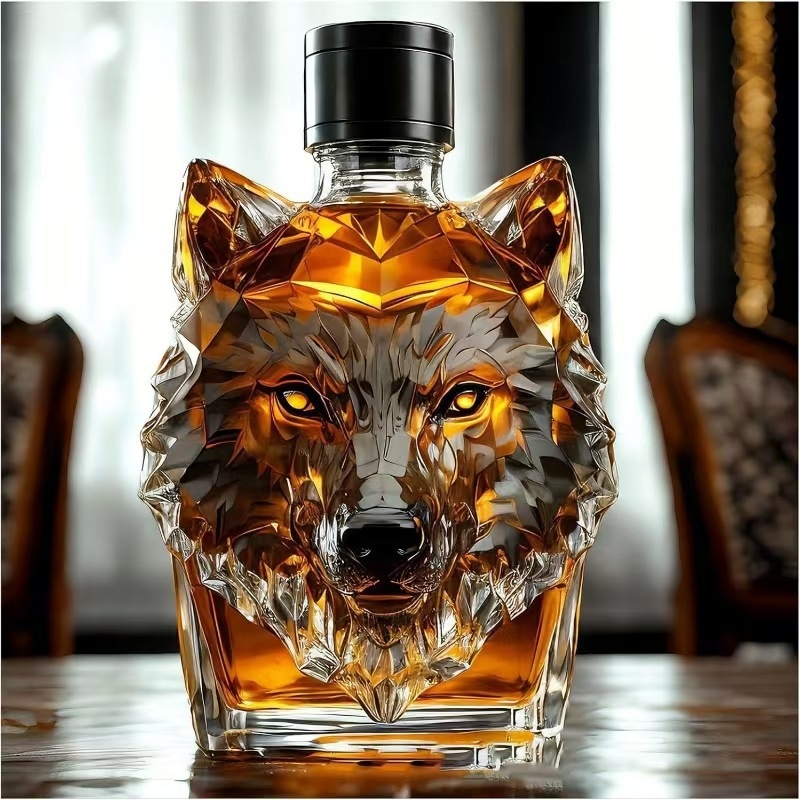 Decantor de whisky, sticlă cu coroană în formă de cap de lup, Independent, 901–1000 ml