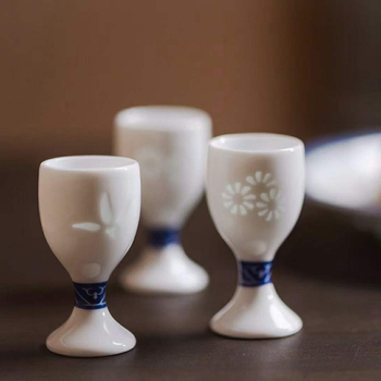 Set de vin din porțelan albastru‑alb, 7 piese, cu decantator, pahare mici și dozator de vin