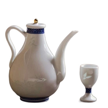 Set de vin din porțelan albastru‑alb, 7 piese, cu decantator, pahare mici și dozator de vin