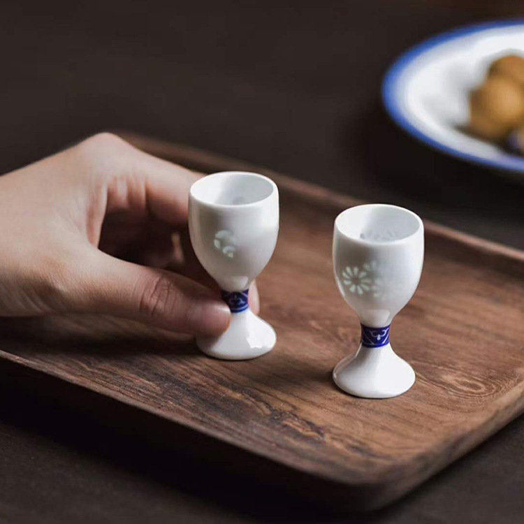 Set de vin din porțelan albastru‑alb, 7 piese, cu decantator, pahare mici și dozator de vin