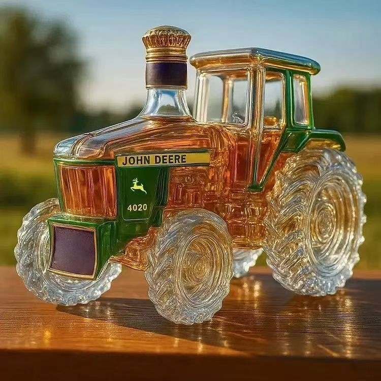 Sticlă de whisky în formă de tractor, 350 ml – recipient decorativ din sticlă gol pentru casă
