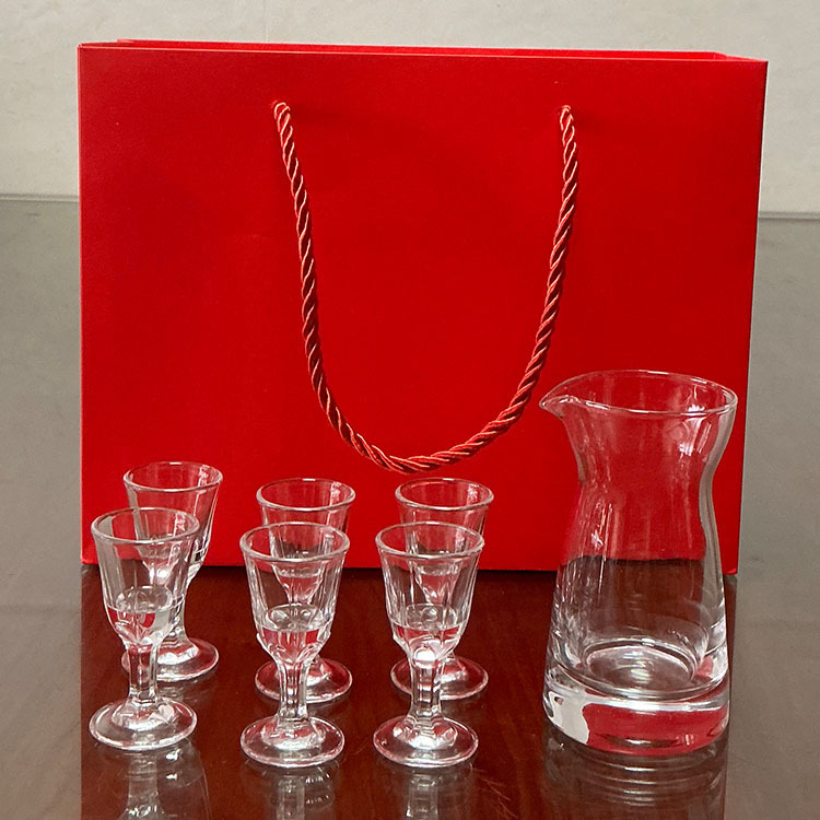 Set cadou din sticlă pentru băuturi spirtoase cu decantor, dozator și pahare mici, în cutie cadou; imprimare logo disponibil