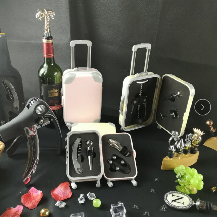 Unealtă multifuncțională cu design inspirat de calul de mare: cuțit și tăietor de hârtie, dop de vin, deschizător de sticle, într-un set de călătorie