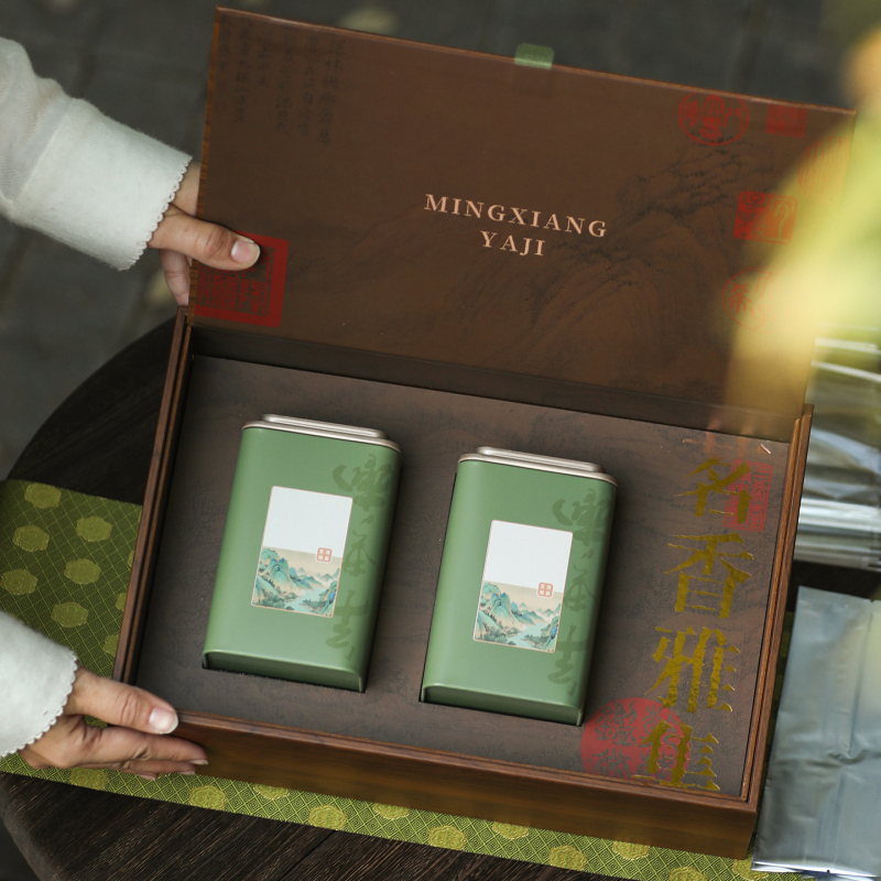 Cutie cadou pentru ambalaj ceai – 250 g ceaiuri chinezești: Longjing, Biluochun și Jinjunmei ceai negru — design personalizat