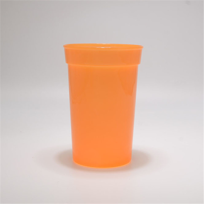 Ceașcă termocromă care își schimbă culoarea la temperatură, cu logo în patru culori aplicat prin transfer termic pe plastic.