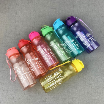 Sticlă de apă pentru sport din plastic, tip spațial, PET transparent colorat, antiderapantă, cu șnur de purtare