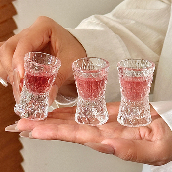 Pahar de sticlă elegant pentru băuturi spirtoase și vin, utilizare casnică, design minimalist modern