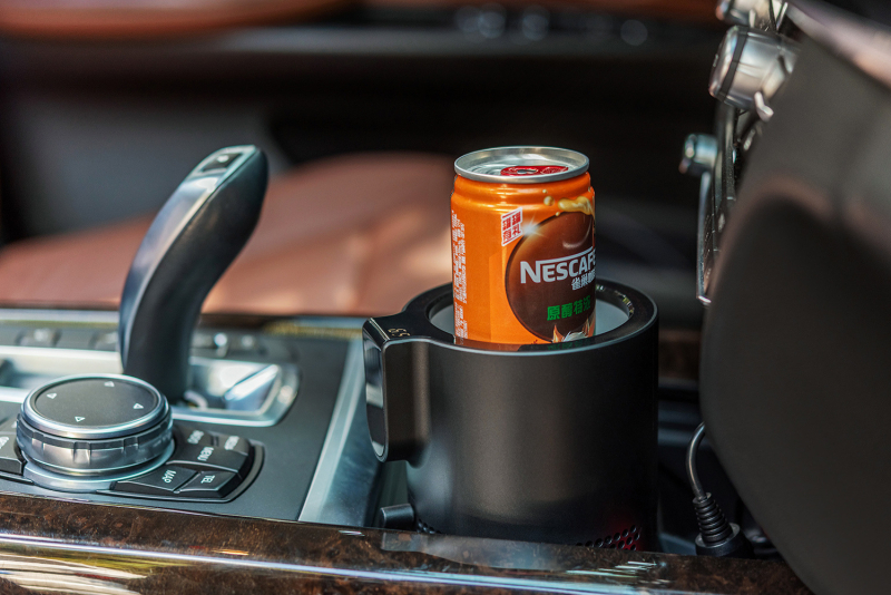 Pametna automobilna šalica za tople i hladne napitke, dvostruka funkcija s LED zaslonom za kontrolu temperature — grije kavu zimi i hladi napitke ljeti.