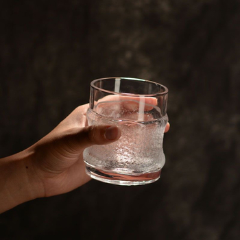 Pahar din sticlă în stil japonez, cu design de gheață agățată; versatil pentru whisky, bere, ceai și cafea