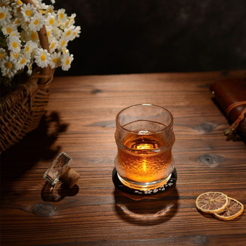 Pahar din sticlă în stil japonez, cu design de gheață agățată; versatil pentru whisky, bere, ceai și cafea