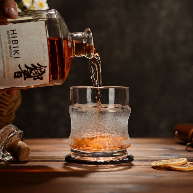 Pahar din sticlă în stil japonez, cu design de gheață agățată; versatil pentru whisky, bere, ceai și cafea