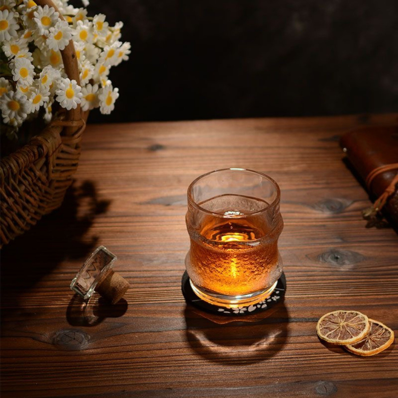 Pahar din sticlă în stil japonez, cu design de gheață agățată; versatil pentru whisky, bere, ceai și cafea